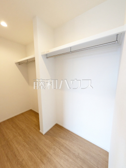 15号棟　ウォークインクローゼット　【富士見市大字水子】
大容量のウォークインクローゼットでお部屋をスッキリきれいに保てます。　／撮影日2025/03/28