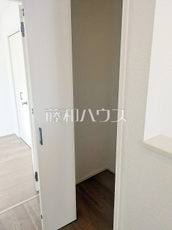 16号棟　2階廊下収納　【富士見市大字水子】各部屋収納に加え、廊下などに多数収納があるため整理整頓に役立ちます。　／撮影日2024/11/28