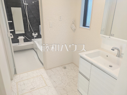 16号棟　洗面室　【富士見市大字水子】自然光を取り入れるように設計された洗面室。朝の支度時に日光を浴びることで、体内時計の調整ができます♪／撮影日2024/11/28