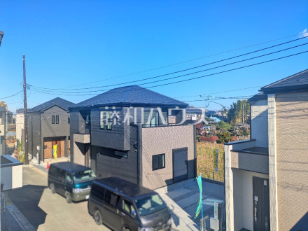 16号棟　住戸からの眺望写真　【富士見市大字水子】青・緑・白のコントラスト！澄んだ青い空のたもと、豊かな緑が織りなす時間、表情豊かに四季折々の景観を楽しませてくれるでしょう。／撮影日2024/11/28