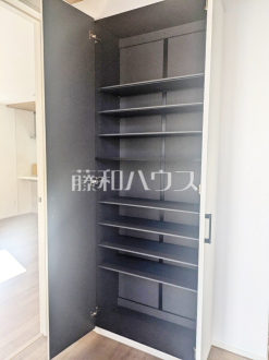 16号棟　収納　【富士見市大字水子】急な来客時にも慌てないよう、玄関はスッキリとまとめておきたいですよね。シューズボックスでご家族分の履物をキレイに収納できます。／撮影日2024/11/28