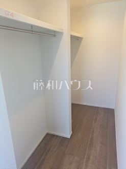 16号棟　ウォークインクローゼット　【富士見市大字水子】ウォークインクローゼットには衣類はもとより、キャリーケース等の大物や衣装ケースなども収まりお家がスッキリ！／撮影日2024/11/28