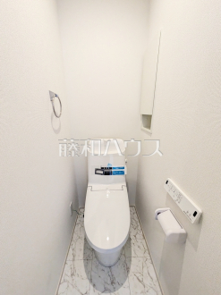 16号棟　トイレ　【富士見市大字水子】
各階にトイレを設けておりますので、朝の忙しい時間などトイレの取り合いで喧嘩になることも少なそうですね。　／撮影日2025/03/28