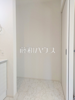 16号棟　リネン庫　【富士見市大字水子】洗面室にはバスタオルや洗面具などをきれいに整理できる便利な収納を設置しました。／撮影日2024/11/28