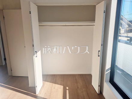 16号棟　クローゼット　【富士見市大字水子】着たいお洋服をサッと取り出せて便利なクローゼット収納。枕棚にはシーズンオフの衣類などを収納できます。／撮影日2024/11/28