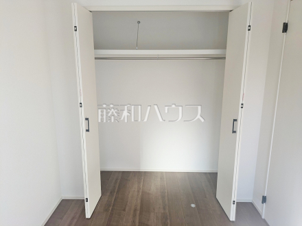 16号棟　クローゼット　【富士見市大字水子】各居室にはクローゼットを完備し、家具を置くスペースが確保しやすい設計がされております。／撮影日2024/11/28
