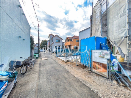 接道状況および現場風景　【国立市西１丁目】 ここに住む方を想像して、着々と建築しております！ ／撮影日2025/03/02