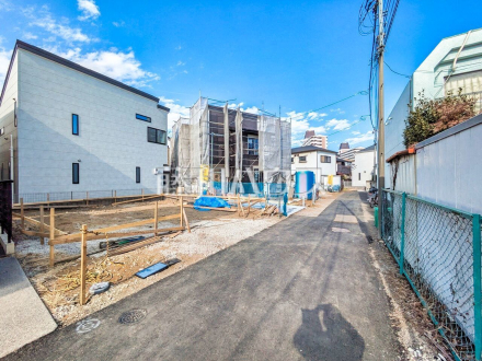 接道状況および現場風景　【国立市西１丁目】 順調に工事が進んでいます。実際の街並みの様子が段々見えて参りました。ぜひ実際に現地をご見学下さいませ。 ／撮影日2025/03/02