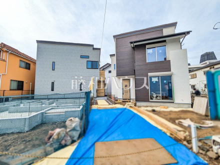 現場風景【国立市西１丁目】 順調に工事が進んでいます。実際の街並みの様子が段々見えて参りました。ぜひ実際に現地をご見学下さいませ。 ／撮影日2025/03/27