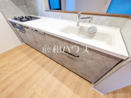 キッチン　【日野市東豊田４丁目】
使いやすくスタイリッシュなシステムキッチンには、毎日お使いになる方の視点が存分に活かされています。　／撮影日2025/01/18