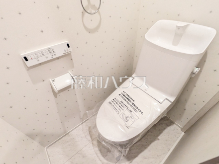 トイレ　【日野市東豊田４丁目】
トイレはいつまでも清潔な空間を保てるように、目に留まるだけではなく、汚れを拭き取り易いフロアと壁紙にしました。　／撮影日2025/01/18