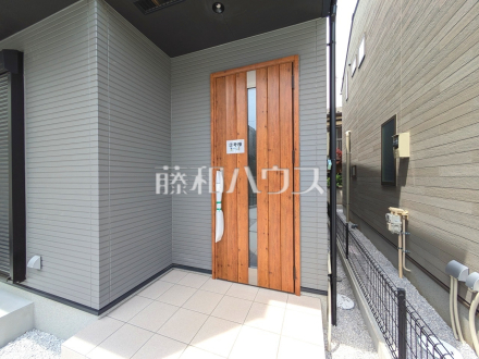 ２号棟　玄関　【小平市花小金井５丁目】／撮影日2025/05/22