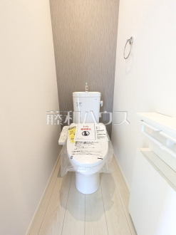 各階にトイレを設けておりますので、朝の忙しい時間などトイレの取り合いで喧嘩になることも少なそうですね。【小平市花小金井５丁目】２号棟　トイレ　　／撮影日2025/05/15