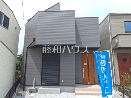 モノトーンを中心とした配色の現代的なデザイン。直線的ですっきりとしたスクエアなデザインが、お客様のお住まいを都会的に印象づけます。　【小平市花小金井５丁目】２号棟　外観　／撮影日2025/05/22