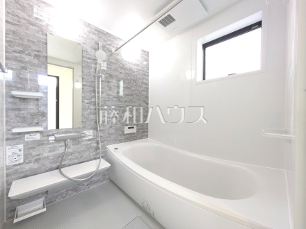 落ち着いた色合いで疲れたからだを癒す、贅沢なくつろぎ空間です。【小平市花小金井５丁目】２号棟　浴室　　／撮影日2025/05/15