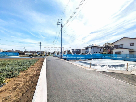接道状況および現場風景　【立川市西砂町３丁目】整備された街区、近隣に広がる美しい自然たち。空間のみのこだわりだけではなく、ここに暮らす方々にとって素敵な環境や快適な暮らしを実現します。／撮影日2024/04/13