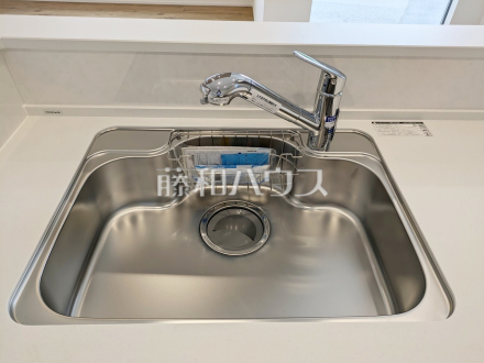 2号棟　浄水器一体型水栓　【昭島市緑町２丁目】　いつでもおいしいお水が飲める浄水器一体型水栓も完備 
／撮影日2025/05/23
