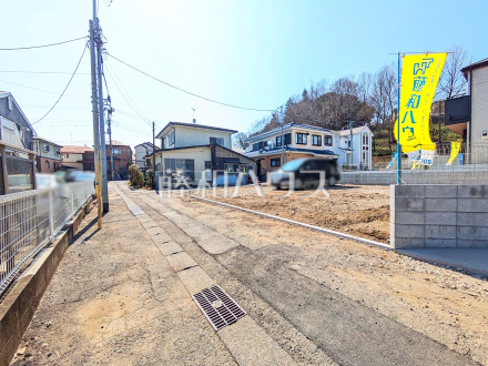 接道状況および現場風景　【日野市大字日野】大通りから離れた場所にございますので、静かな環境となります。／撮影日2025/03/01