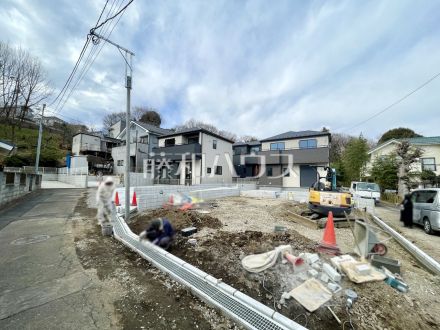 接道状況および現場風景　【日野市大字日野】
周囲に高い建物のないエリアのため、空が大きく感じます。　／撮影日2025/02/07