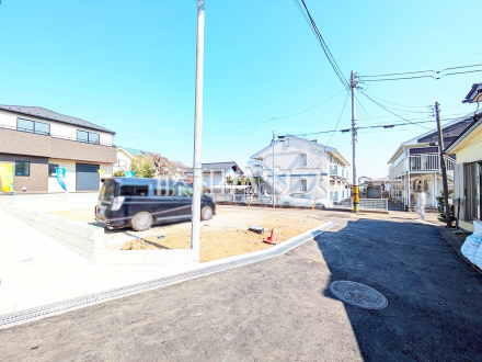 接道状況および現場風景　【日野市大字日野】見学はしたいけど、なかなか時間が取れない・・・そんな方に出勤前や仕事終わりにマイホームを見学できるサポートをいたします。／撮影日2025/03/01