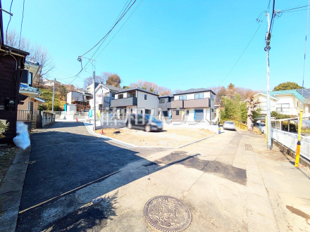 接道状況および現場風景　【日野市大字日野】充実した新たな生活を、「あったらいいな」がある、この地から始めてみませんか？鮮やかな青空と暮らすこの土地で・・・。／撮影日2025/03/01