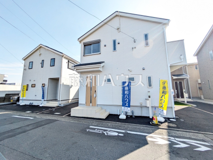 ≪接道状況≫白を基調とした明るめの配色で、柔らかくほっこりとした姿のマイホームです。暖かみのある木目も配し、優しい色使いでコントラストを抑え落ち着きある家を演出しています。　／撮影日2025/03/14