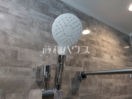 1号棟　スイッチ付シャワーヘッド　【立川市砂川町３丁目】　浴室のシャワーは手元で止水ができるスイッチ付シャワーヘッドにより、さらに節水効果がアップします。／撮影日2025/03/14