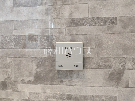 1号棟　浴室暖房スイッチ　【立川市砂川町３丁目】　浴室には暖房機能を備えているので、冬の寒い時期には入浴前に予備暖房をすることで急激な温度変化によるヒートショックの防止にも役立ちます。 ／撮影日2025/03/14