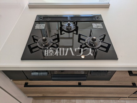 2号棟　3口ガラストップコンロ　【立川市砂川町３丁目】　フラットな表面で汚れも拭きとりやすく、お掃除が簡単な3口ガラストップコンロ／撮影日2025/03/14
