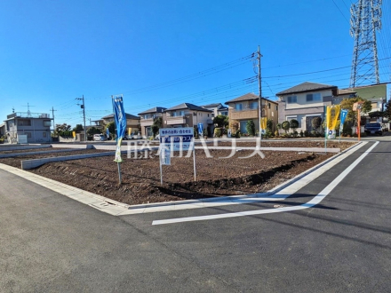 接道状況および現場風景　【国分寺市内藤２丁目】
きれいに整備された敷地。これから夢の新邸がここに建ちます。　／撮影日2024/11/28