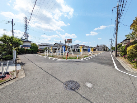接道状況および現場風景　【国分寺市内藤２丁目】　利便性と、思わず深呼吸したくなる大きな空、色彩豊かな木々、この街が育んだ豊かな情景を楽しみ過ごす時がゆたかになる。／撮影日2025/05/05