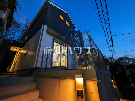 外観　徒歩1分の距離に公園広場があり、子どもはもちろん住民の憩いの場になっております。また、徒歩10分ほどにある大谷戸公園では、6月ごろ蛍を見ることができます。【多摩市聖ヶ丘３丁目】／撮影日2025/04/06