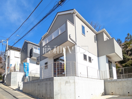 現場風景【多摩市聖ヶ丘３丁目】
建物完成！いつでもご内覧いただけます！
ぜひ実物をご覧いただきたく思います。喜んでご案内いたしますのでお気軽にお問合せ下さい。／撮影日2025/02/24