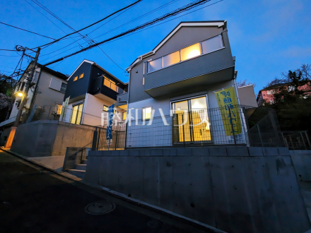 外観　閑静な住宅街に溶け込む品格ある佇まいです。建物も完成しましたのでぜひご内覧ください。周辺環境も併せてご案内いたします。【多摩市聖ヶ丘３丁目】／撮影日2025/04/06