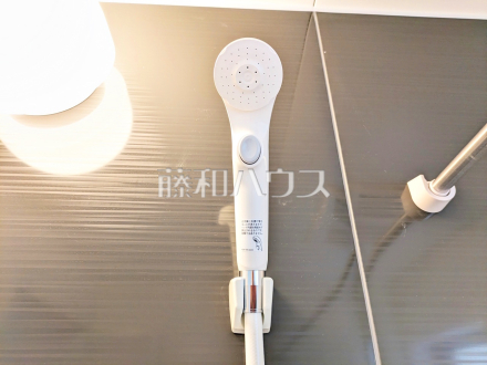 1号棟　スイッチ付シャワーヘッド　【多摩市聖ヶ丘３丁目】
　浴室のシャワーは手元で止水ができるスイッチ付シャワーヘッドにより、さらに節水効果がアップします。　／撮影日2025/02/02