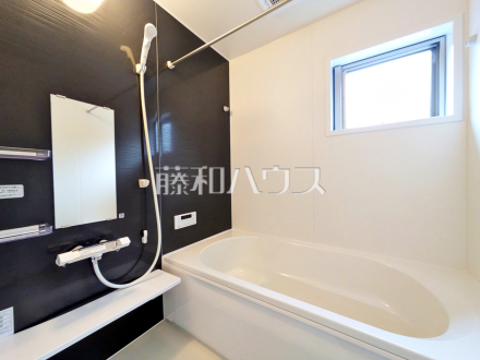 1号棟　浴室　【多摩市聖ヶ丘３丁目】
足を伸ばして入れるバスタブで、ゆっくり一日の疲れを癒して下さい。　／撮影日2025/02/02