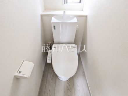 1号棟　各階にトイレがあると、階段の上り下りをせずに済むため就寝時なども便利です。　【多摩市聖ヶ丘３丁目】

／撮影日2025/02/02