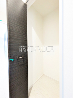 1号棟　収納　【多摩市聖ヶ丘３丁目】 リビングや廊下等に設けた収納。少しでも空いているスペースを収納にすることで無駄のない空間設計にしました。お荷物が多い方にも安心です。 ／撮影日2025/02/02
