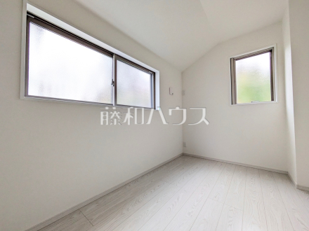 1号棟　居室　【多摩市聖ヶ丘３丁目】
木目が美しいウッディなフローリングの居室は、穏やかで心安らぐ空間となるでしょう。　／撮影日2025/02/02