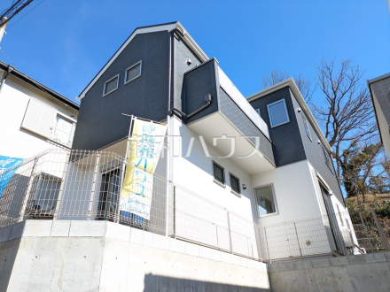 1号棟　外観　【多摩市聖ヶ丘３丁目】
堂々完成、いつでもご内覧いただけます！
ぜひ実物をご覧いただきたく思います。喜んでご案内いたしますのでお気軽にお問合せ下さい。　／撮影日2025/02/24
