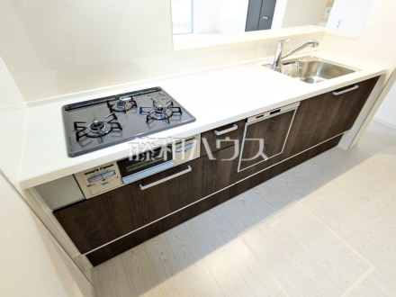 1号棟　キッチン　【多摩市聖ヶ丘３丁目】
使いやすくスタイリッシュなシステムキッチンには、毎日お使いになる方の視点が存分に活かされています。　／撮影日2025/02/02