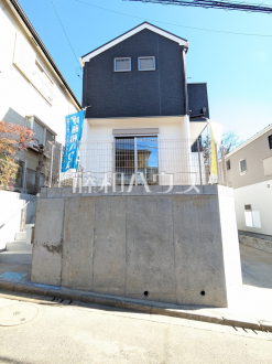1号棟　外観　【多摩市聖ヶ丘３丁目】道路面よりやや高い位置で建築しているため、1階でも人の目線が気になることはありません。　／撮影日2025/02/24