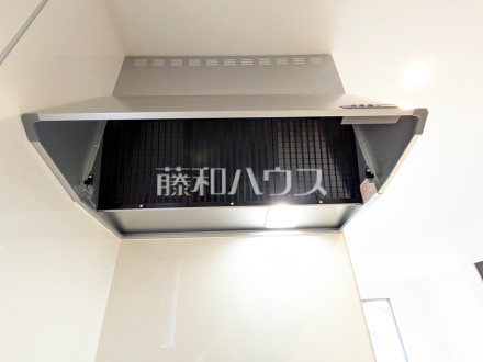 1号棟　レンジフード　【多摩市聖ヶ丘３丁目】
　お手入れのしやすいレンジフードは見た目もスッキリしていて、料理時の油煙やニオイを効率的に外に出せます。　／撮影日2025/02/02