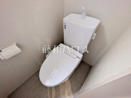 1号棟　温水洗浄機能付きトイレ　【多摩市聖ヶ丘３丁目】
　温水洗浄機能付きトイレで清潔にご使用いただけます。　／撮影日2025/02/02