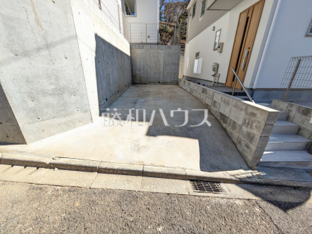 1号棟　カースペース
1台分のカースペースがございます。【多摩市聖ヶ丘３丁目】／撮影日2025/02/24