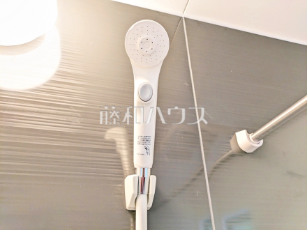 2号棟　スイッチ付シャワーヘッド　【多摩市聖ヶ丘３丁目】
　浴室のシャワーは手元で止水ができるスイッチ付シャワーヘッドにより、さらに節水効果がアップします。　／撮影日2025/02/02