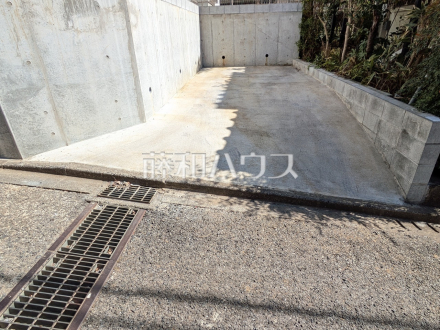 2号棟　カースペース　【多摩市聖ヶ丘３丁目】
分譲地内にお住まいの方しか通行しない道路の為、プライバシー・防犯面も安心できます。／撮影日2025/02/24