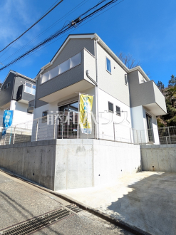 2号棟　外観　【多摩市聖ヶ丘３丁目】
戸建住宅が立ち並ぶ住宅地。静かな時間の流れ。ゆっくりと傾きを変えていく陽の光が清楚な家々を色鮮やかに演出してくれます。／撮影日2025/02/24