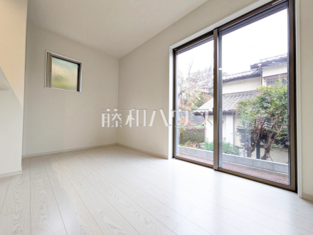 2号棟　リビング　【多摩市聖ヶ丘３丁目】
1階リビングの窓には防犯シャッター付き。シャッターは防犯対策だけでなく、台風時の不安も軽減できます。／撮影日2025/02/02