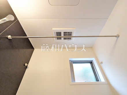 2号棟　ランドリーパイプ付き浴室　【多摩市聖ヶ丘３丁目】
　浴室はランドリーパイプ付きで、雨の日もお洗濯物を干せて便利です。　／撮影日2025/02/02